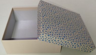  - Geschenkartikel Allgemein - Geschenkschachteln - Kartonage Beige mit Punkten